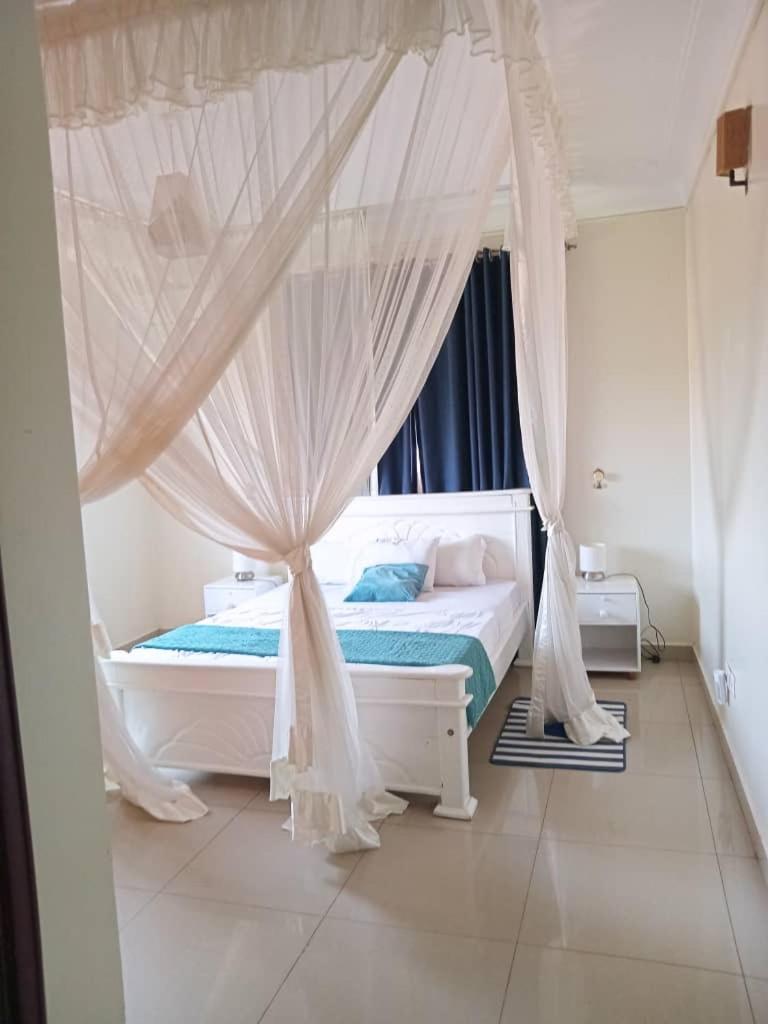 The Abode Apartments Lake View & Breakfast Suite Near Beach Энтеббе Экстерьер фото